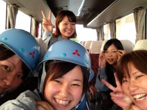 和田沖工場へ移動中のバスの中ー遠足気分？