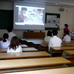 心理学実験の様子を視聴