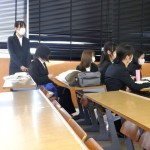 黒ずくめの女性席