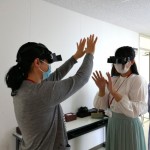 ハイタッチの手が上から…？？