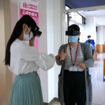 握手もできないなんて…