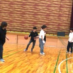 背面でディフェンス