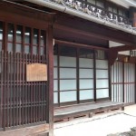 小さな縁台が珍しいらしい。