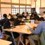 黙々と、ただひたすらに黙々と。