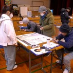 防災リーダーの学生のもとで…