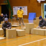 宿泊用段ボールベットの製作中
