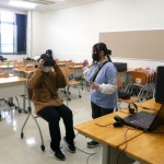 ﾍｯﾄﾞﾌｫﾝ付きのVRグラス装着中