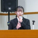 緊張でずり落ちた眼鏡にも…