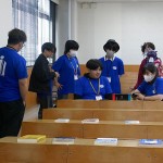 参加者の皆さんが学食体験中に
