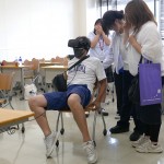 VRにのけぞる保護者の方