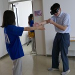 左右逆転は握手も楽しめます