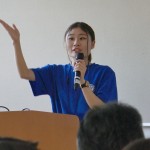 右手を上げて専攻紹介（TW)