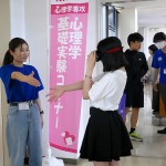 左右反転の逆さ眼鏡体験中