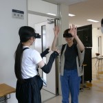 上下反転の逆さ眼鏡体験中