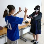 上下反転眼鏡でハイタッチ