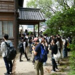 集合場所に続々と