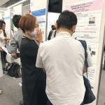 シックな橋本先生は笑顔で対応