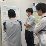 　ウケ狙いの返答を考えこむ　　村上先生