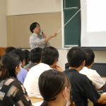 大学院生は前方、中央付近に