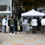 　行列はボランティアの焼きそば