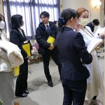 背後にもう一人、白衣の女性が