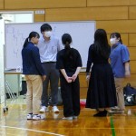 B031 女性陣に詰め寄られる村上先生