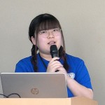 OC2011 心理学専攻の紹介は引き続き 4年のS.R.(両手でマイク=緊張)