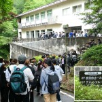 　入口の鍵が開いてなくても　　　おとなしく待てます！