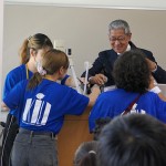 学長登壇に詰寄る女性スタッフ　まんざらでもない？