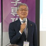 　　　学長の挨拶　　　　　　　　　　　マイクの持ち方は国際基準(?)