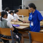 参加者に向けるマイクの持ち方も変化なし　信頼性の検証